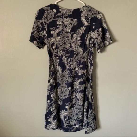 NWT. ROXY Mood Indigo Light Floral Tie-Front Dress - Picture 4 of 5